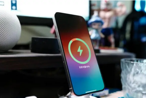 苏家屯苹果15换屏服务分享用什么充电器给iPhone15充电更好 